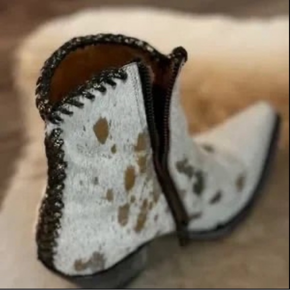 Fabulous Old Gringo Cowgirl Ankle Booties Ivory Cowhide with Gold - Picture 4 of 8